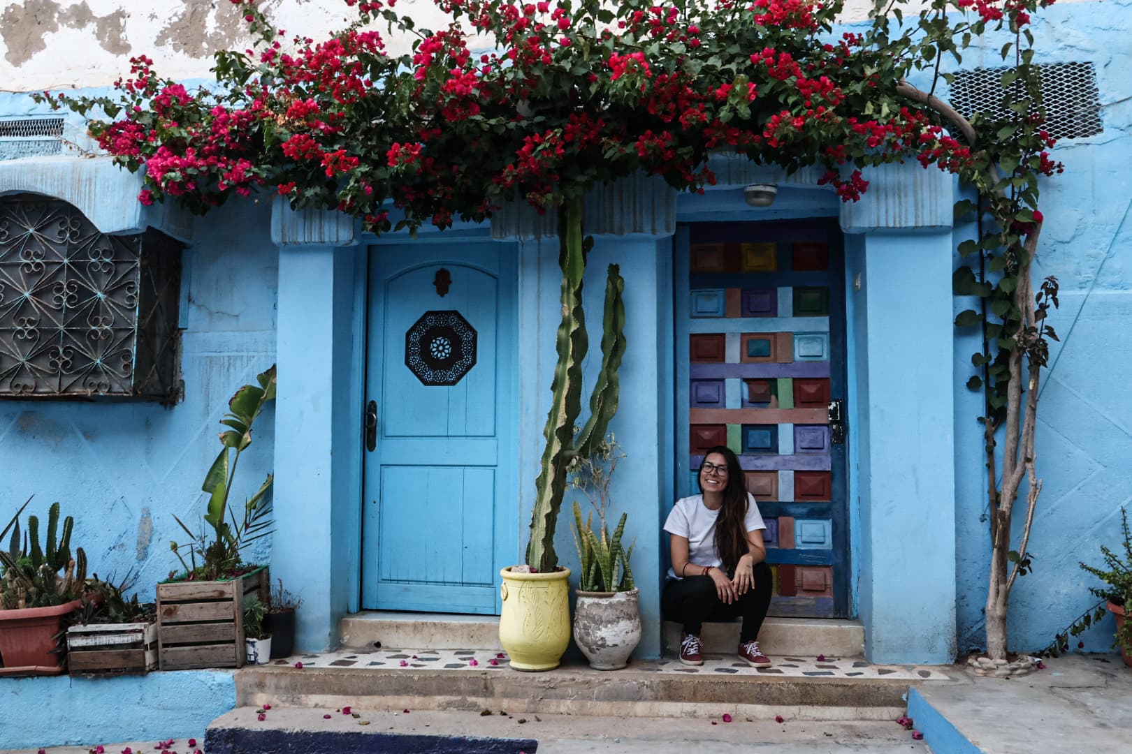 Patricia Gálea sentada en una puerta azul